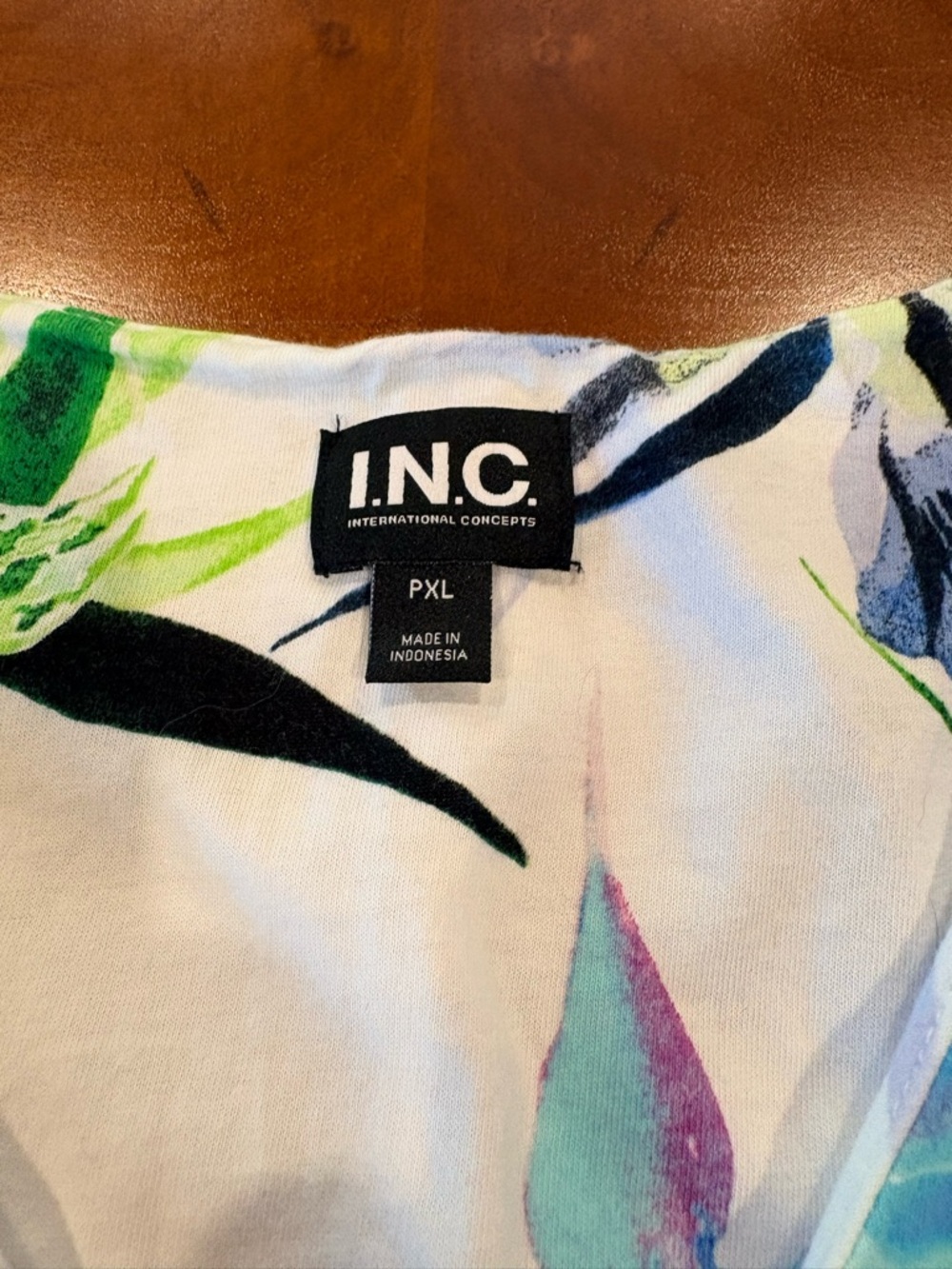 NWT,  Floral V-Neck Top in White and Green, size PXL - Picture 7 of 7